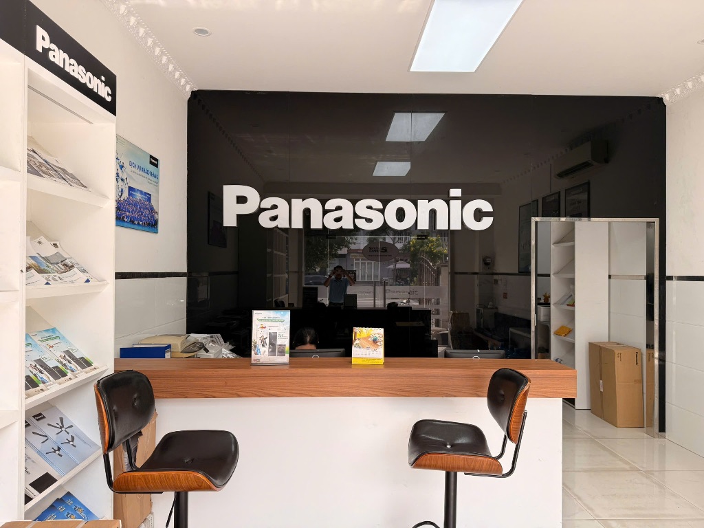 Quầy tiếp nhận tại trung tâm Thanh Mai có bảng hiệu Panasonic